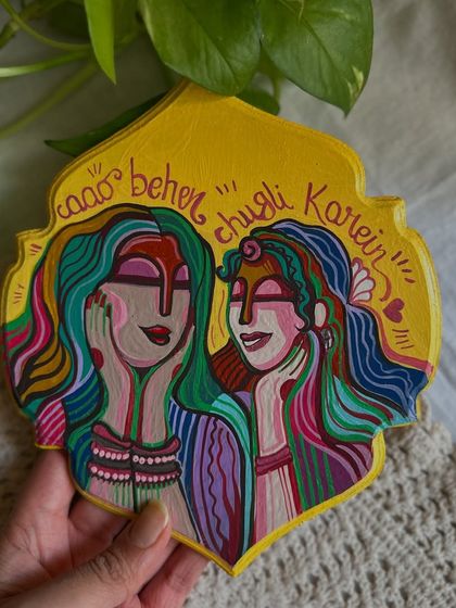 'Aao Behen Chugli Karein' (Come sister, let's gossip). A fun and cheeky magnet celebrating sisterhood and friendship.