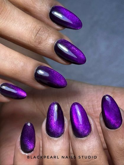 This set features a custom-mixed mulberry jelly cat eye shade. Instead of a classic color, I created this unique deep purple that shifts magically under the light, offering a truly luxurious and personalized experience.