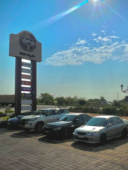 Summer has arrived, and so have more reasons to stop by the Bay. A sunny day shot of our parking area and brand pylon.