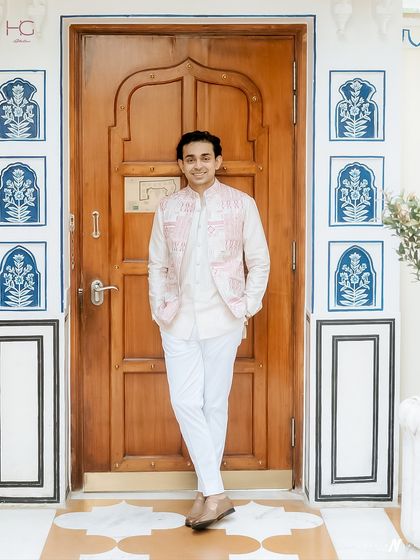 Tailored for sunlit vows. Siddharth wears a pink and white bundi set that captures elegance without effort, perfect for a groomsman at a day wedding.
