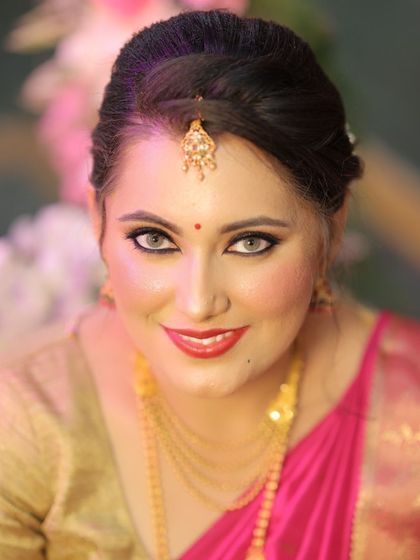 Here you can see the full effect of the Muhurtham makeup. The bride's eyes are beautifully defined to stand out, and her radiant smile shows how confident and happy she feels. This look is all about classic bridal beauty.
