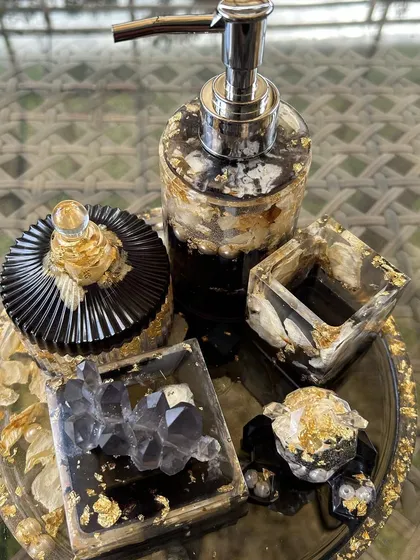 The complete bathroom organizer set, a perfect way to add a touch of luxury to your home. The combination of black, gold, and preserved flowers creates a stunning and elegant look.