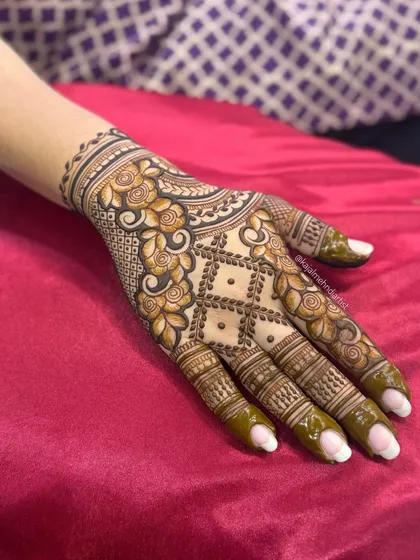 A lovely design for a wedding guest, combining a floral strip with a delicate grid pattern on the palm.