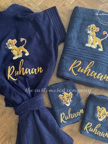 Elevate everyday moments with this personalized Lion King bath set for kids. It includes a custom-embroidered bathrobe, towel, and napkins featuring Simba and the child's name.