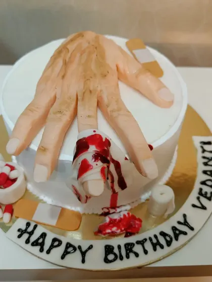 A hyper-realistic and spooky cake for a fan of the macabre. This design features a disturbingly real-looking severed hand. Not for the faint of heart!