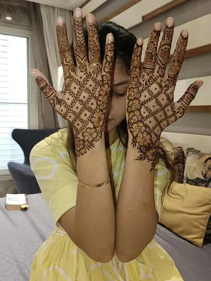 A lovely back-hand design with a floral jaal pattern. It provides good coverage while still feeling light and elegant.