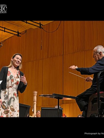 Maestro Zubin Mehta conducts soprano Chen Reiss during a rehearsal. This image shows the dynamic interaction between a conductor and a soloist, a key element of orchestral performance.