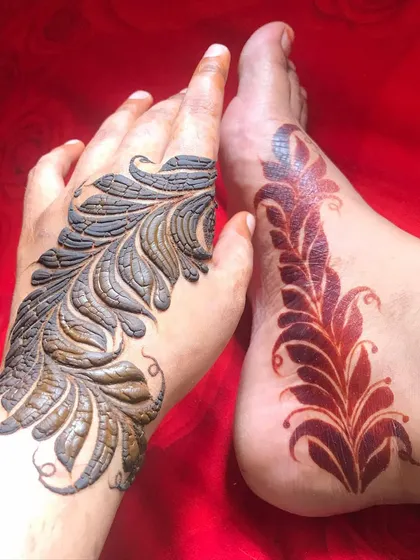 Here you can see the journey of my henna, from the fresh, dark paste to the beautiful, rich stain it leaves behind. This bold leaf design looks amazing both when freshly applied and after the color develops.
