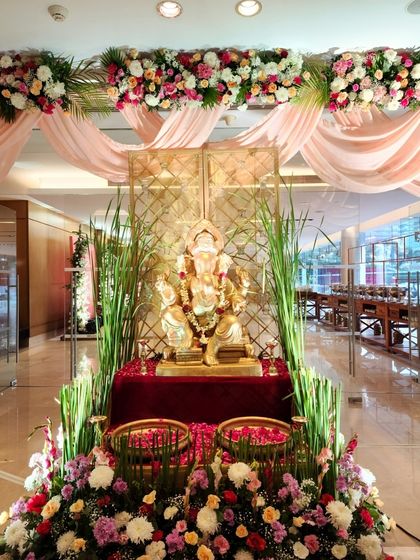 Welcoming Entrances & Aisles photo 28