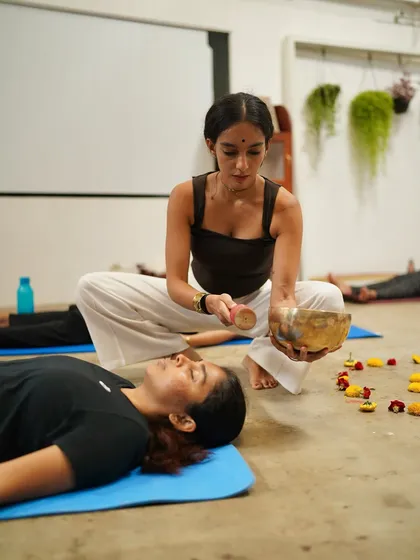 During a sound healing session, I use a traditional Tibetan singing bowl to create vibrations that calm the nervous system. This practice of sound bath therapy allows for deep rest, helping to release stored tension and restore a sense of inner harmony.