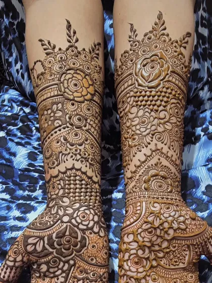 The back-of-hand view for the engagement bride. The design features bold, shaded roses that look like they are blooming on the skin.