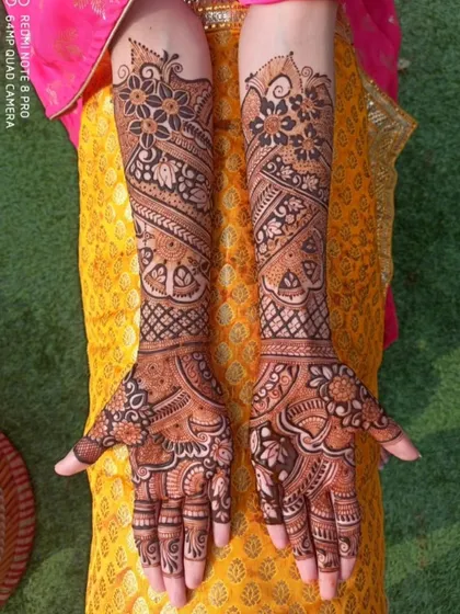 A beautiful floral vine or 'bel' pattern that spirals up the arms. This style is combined with more traditional block patterns on the palms for a unique, flowing design.