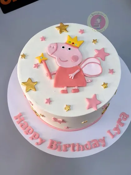 A sweet Peppa Pig cake for Lyra's birthday, featuring a hand-cut Peppa figurine as a fairy princess, surrounded by stars.
