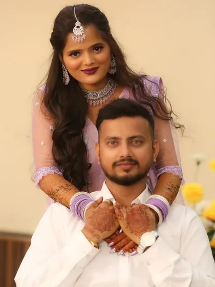 Here is a beautiful client ready for her Sangeet ceremony. I created this set of long, almond-shaped extensions with a lovely lavender gel polish to perfectly match her lehenga. It’s all about creating a complete, cohesive look for your big day.