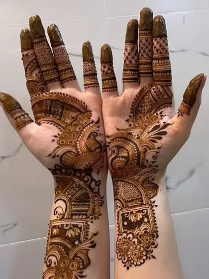 A stunning Indo-western design that combines the boldness of Arabic styles with the intricacy of Indian patterns. The mix of open space and dense work is very eye-catching.