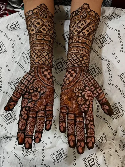 The full view of the engagement mehendi, a perfect choice for a bride-to-be who wants something intricate yet elegant.