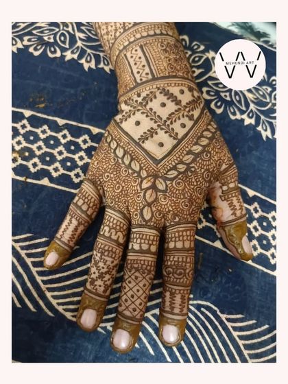 Another intricate back-hand design.