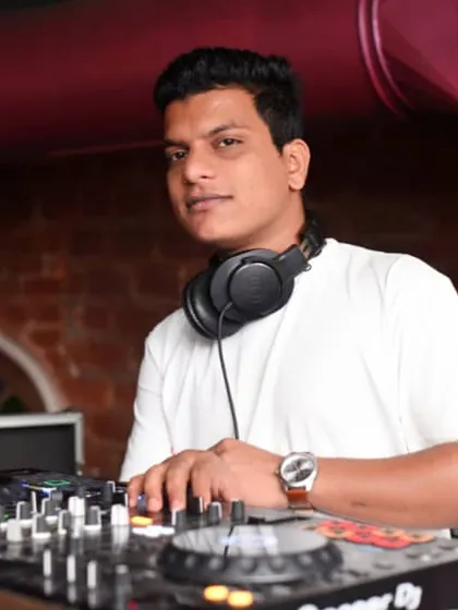 A portrait from my residency at Mitron Cafe. I'm comfortable and experienced in a regular club environment, building a following week after week.