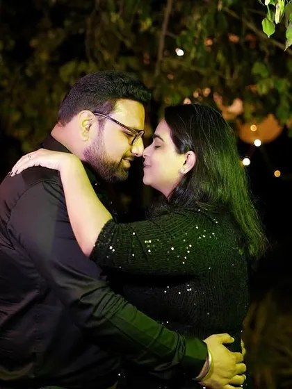 An intimate portrait of the couple, taken in the soft, ambient light of the evening. We use the natural environment to create romantic and timeless images.