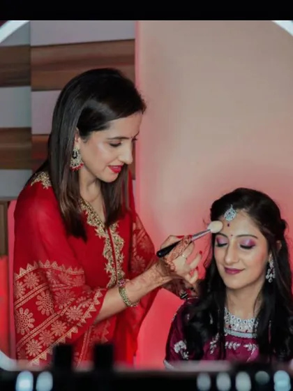 A little peek behind the scenes. Here I am adding the finishing touches for an engagement look. I believe in a calm, focused, and professional process, ensuring my clients feel comfortable and pampered while I work my magic.