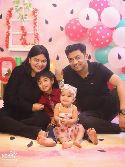 First birthdays are for the whole family. I always make sure to capture these precious moments with parents and siblings, creating a memory you'll all treasure forever. 🤗