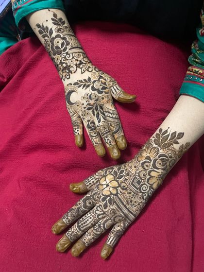 A sider mehndi with a mix of styles, including a crescent moon on one hand.