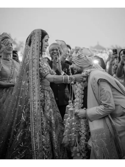 At the varmala, Ted does a perfect bodyweight squat to help Karna place the garland on him. It’s a funny, sweet, and completely unexpected moment that shows his fun-loving personality.