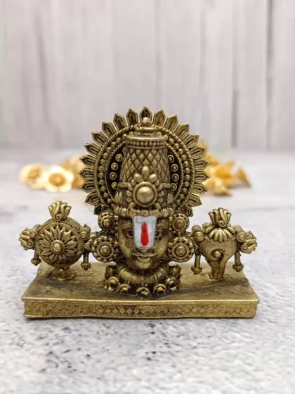 Is tasveer mein aap is brass Balaji idol ki detailing aur sundarta ko mehsoos kar sakte hain.