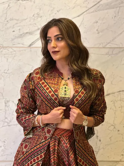 Soft, beachy waves for the beauty queen Nisha Aggarwal. This relaxed yet polished style perfectly complements her patterned, bohemian-inspired outfit.