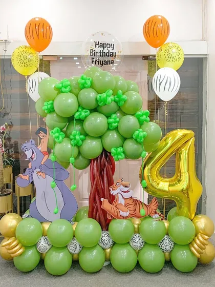 Step into the jungle with this wonderful Jungle Book balloon bouquet. Featuring Baloo and Shere Khan next to a lush balloon tree, this arrangement brings the classic story to life for a wild 4th birthday adventure.