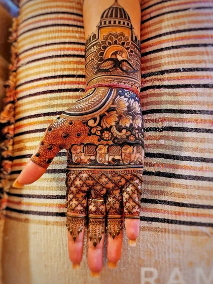 The same royal design, but this time showing the full hand with detailed patterns on the fingers. The combination of bold figures and fine lines creates a stunning effect.