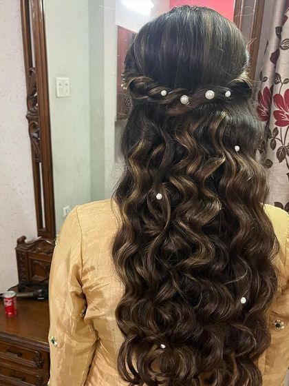 Simple waves with pearl accents. This is an easy way to elevate a classic curly hairstyle and add a touch of elegance for any occasion.