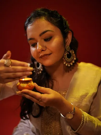 The warm lighting in this shot creates a serene and beautiful atmosphere for this traditional portrait.