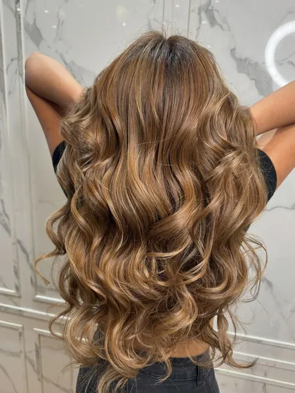 The full length of this gorgeous blonde balayage, full of movement and light.