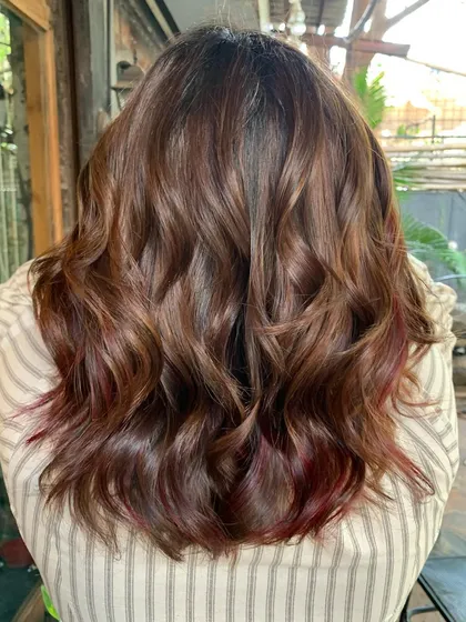 Spiced brown sugar apple. A beautiful brown base with hints of red, this non-bleach color gives a warm, autumnal feel to the hair.