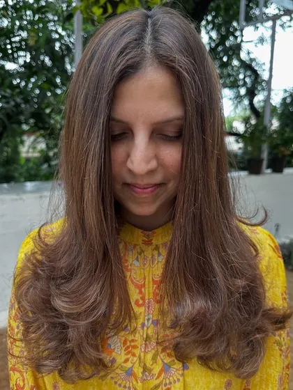 This custom color is what I call 'Iced Mocha Frappuccino'. It’s a cool, ashy brown with very fine, subtle highlights that give it a modern and chic vibe. Perfect for someone who wants a change without being too loud.
