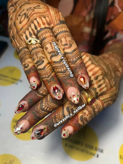 Designed to stand out against beautiful mehendi, this set uses a nude base to make the ruby-red and silver gemstones pop. It’s a glamorous and festive choice for any Indian bride.