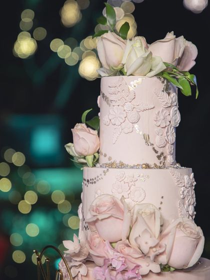 Neeth Medappa - Luxury Wedding & Engagement Cakes Architectural Marvels: Grand Wedding Cakes photo 17