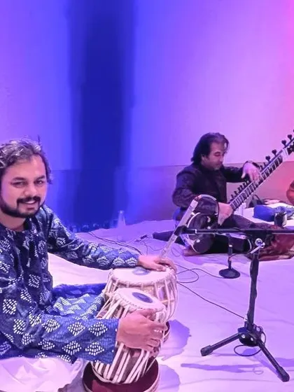 A moment before a performance with Ustad Rafique Khan saheb (sitar) and Sarfaraaz Khan (sarangi). Playing with such incredible musicians is an absolute pleasure and pushes me to be my best.