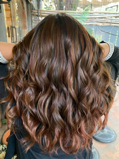 A side view of the 'Date Pudding' color. The mix of dark copper and caramel creates a warm and inviting look.