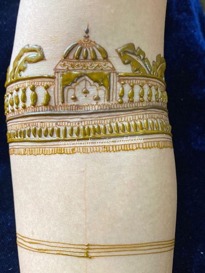 The same startup design, now with the henna paste applied more thickly. We learn how paste consistency affects the final look.