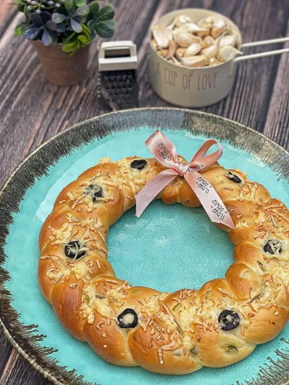 The Jalapeño Olive Cheese Wreath is a great centerpiece for a Christmas dinner or party.