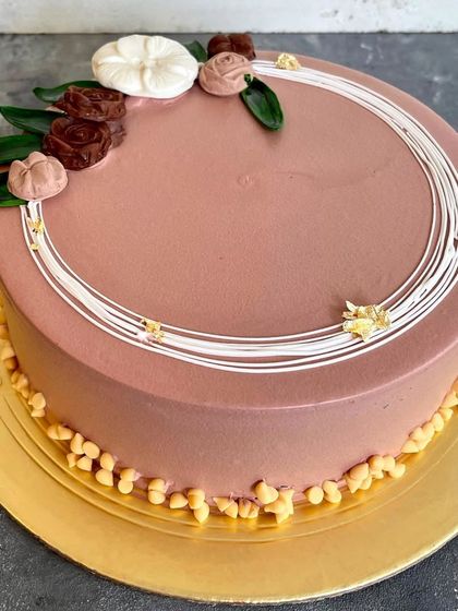 Elegant Celebrations: Floral & Minimalist Cakes photo 13