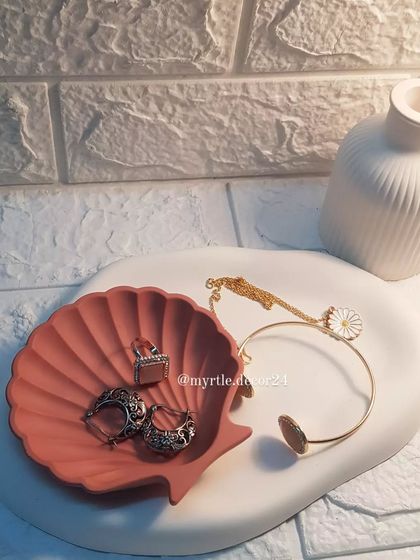 Another styling option with our oval cloud tray, this time paired with a mini shell dish. The organic shapes of both pieces work together in harmony.