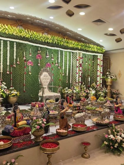 Another perspective of the classic banana leaf decor.