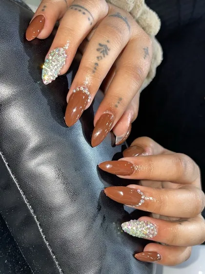 Another view of this gorgeous brown and silver rhinestone set, showing off the sparkle and shine.