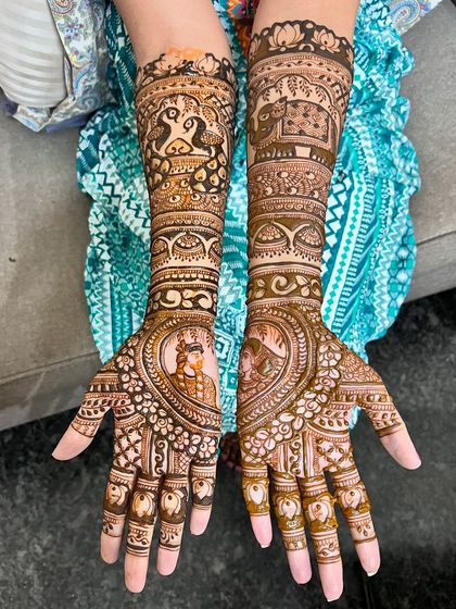 This portrait mehendi has developed a beautiful, dark stain, capturing the couple's likeness perfectly.