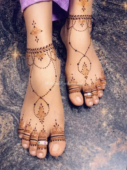 A simple and elegant foot mehendi that looks like beautiful anklets. This minimalist design is perfect for any festive occasion.