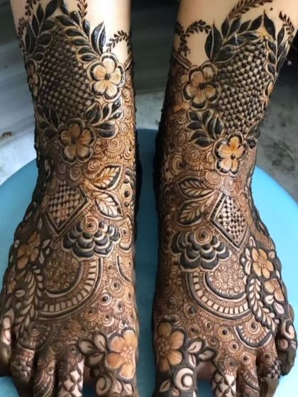 A full coverage floral foot mehendi, with every inch covered in beautiful, intricate patterns.