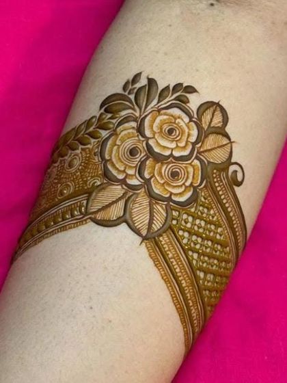 An elegant armband design combining a floral bouquet with a delicate jaali pattern, perfect for a contemporary look.
